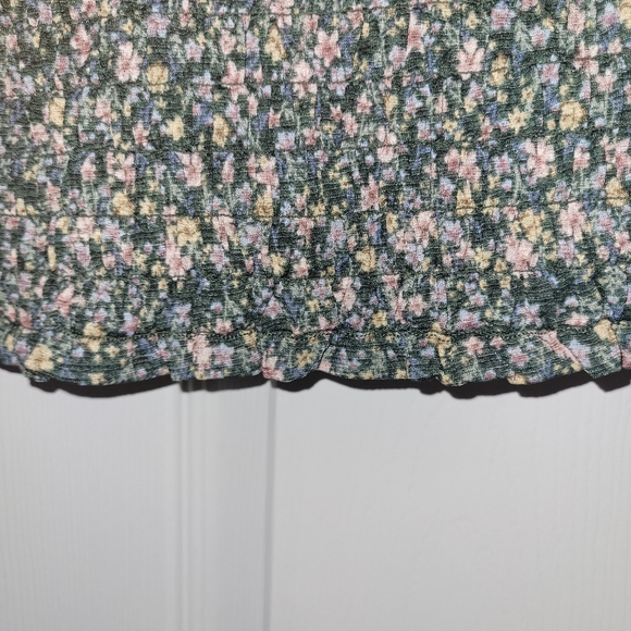NWOT Signature Reitmans Floral Top - Picture 3 of 8